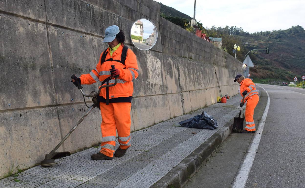 Operarios realizando algunos de los trabajos en el municipio.