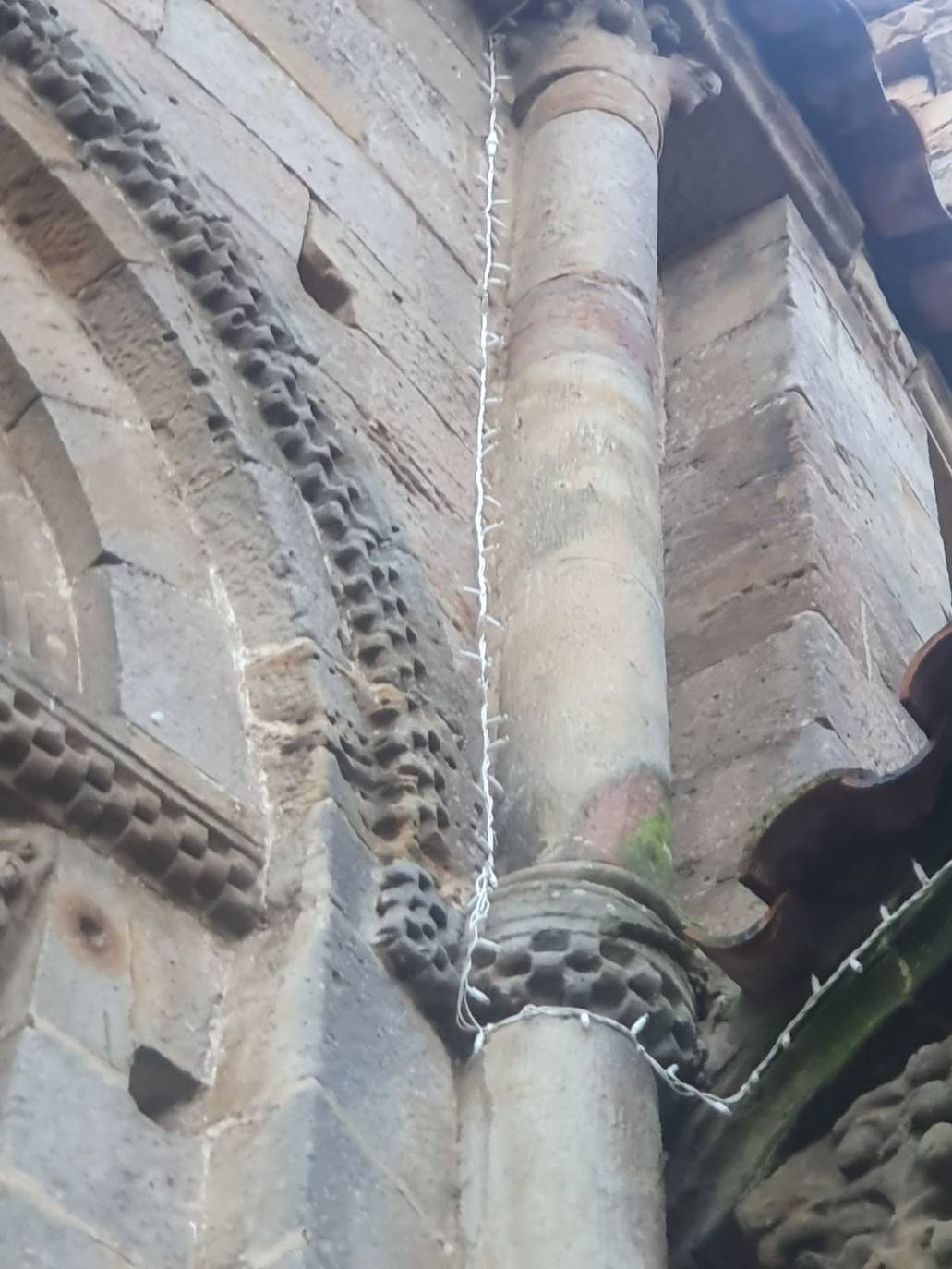 Fotos: El Ayuntamiento engancha luces de Navidad en los edificios históricos de Santillana del Mar