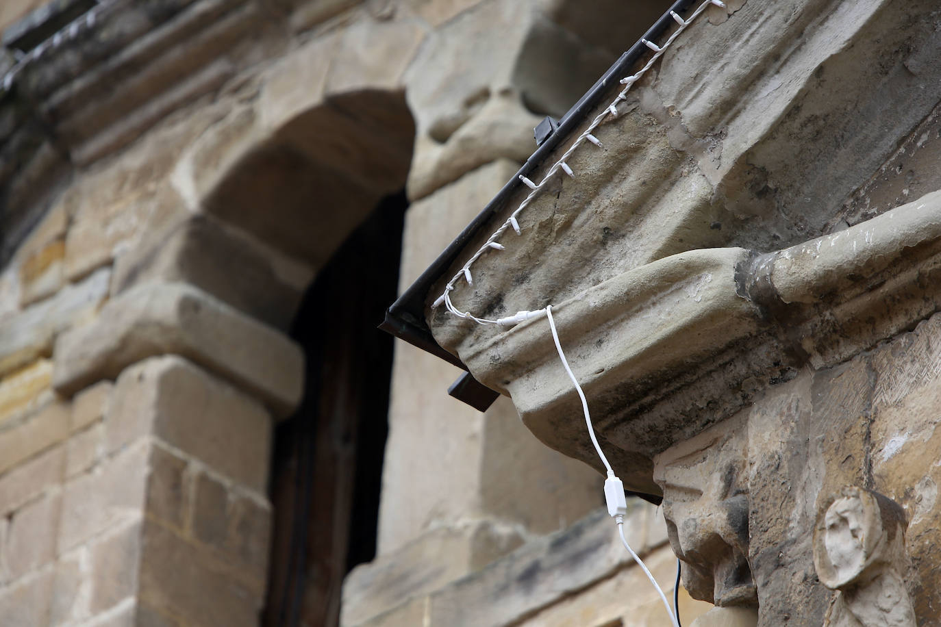 Fotos: El Ayuntamiento engancha luces de Navidad en los edificios históricos de Santillana del Mar