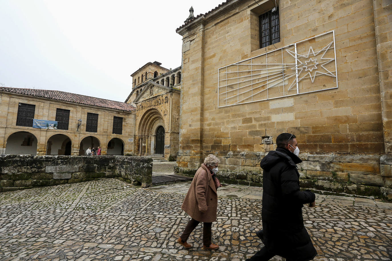 Fotos: El Ayuntamiento engancha luces de Navidad en los edificios históricos de Santillana del Mar