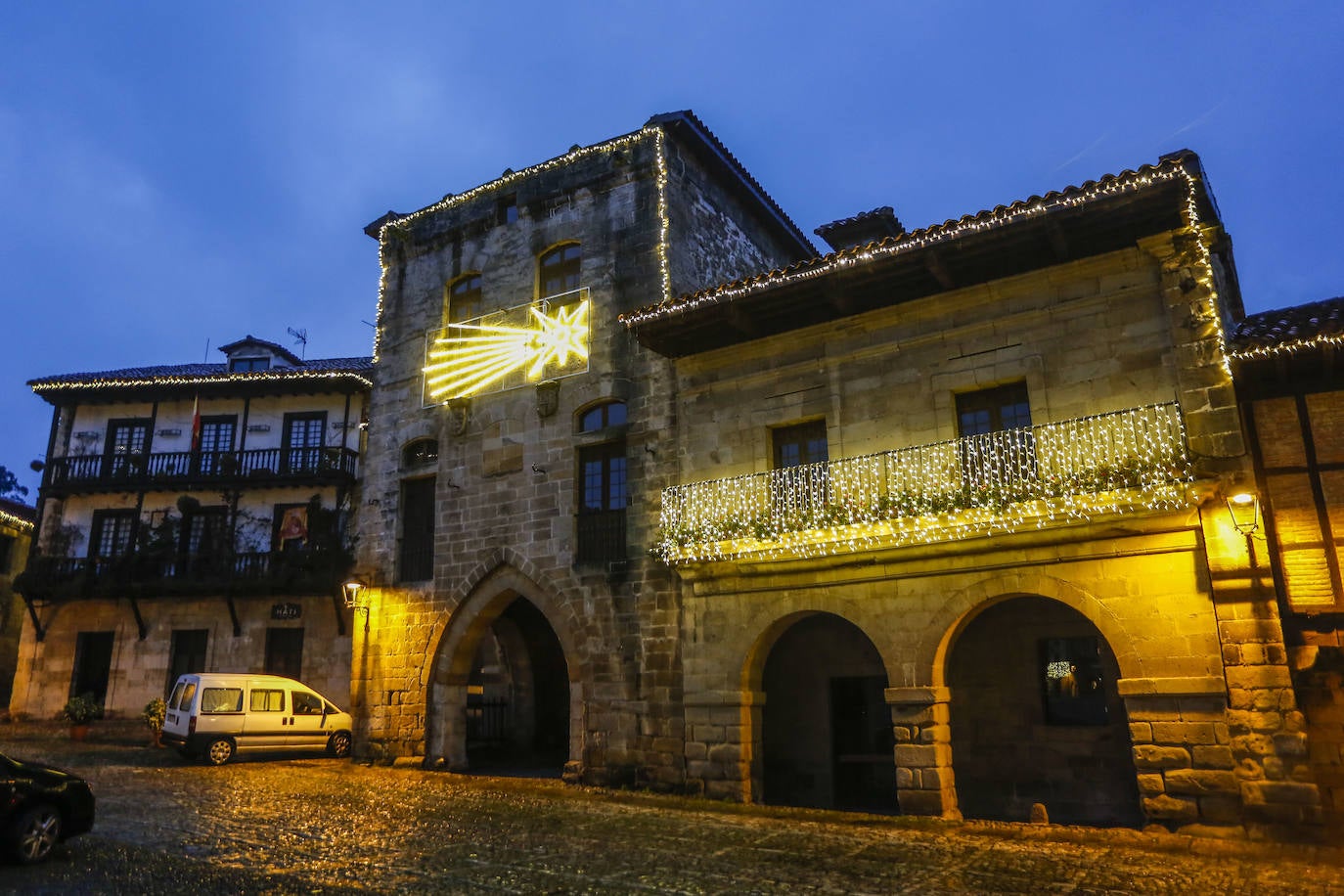 Fotos: El Ayuntamiento engancha luces de Navidad en los edificios históricos de Santillana del Mar