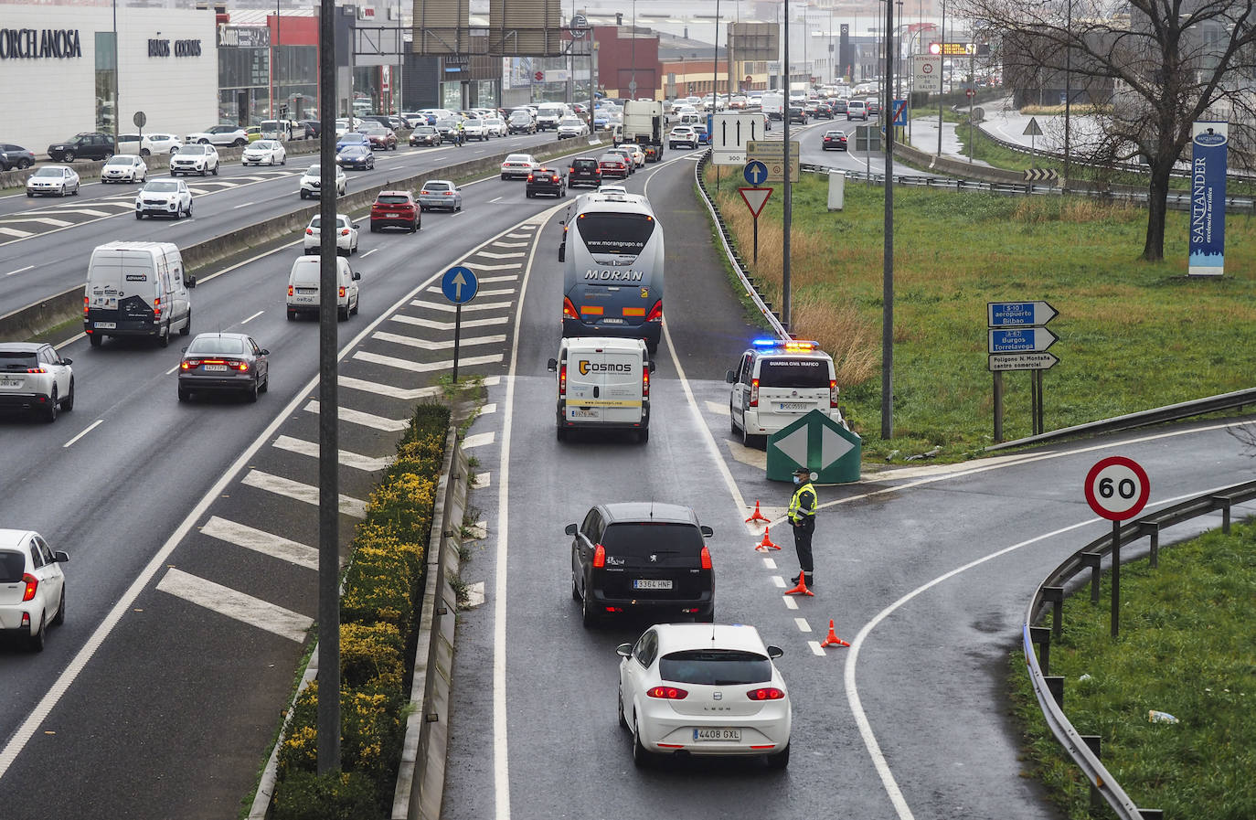 Fotos: Atascos en los accesos de los centros comerciales de Santander