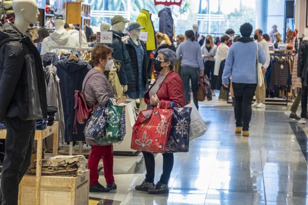 Las últimas compras antes del 6 de enero animan las ventas y llenan centros comerciales como El Corte Inglés de Santander, en una imagen tomada este lunes. 