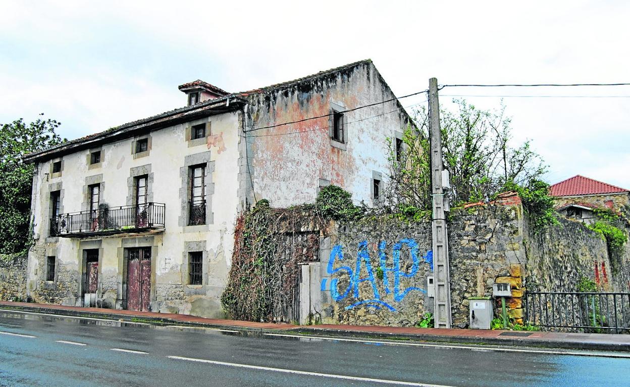 Estado actual de la casa de Los Agüero, situada junto a la carretera CA-148. A. C 