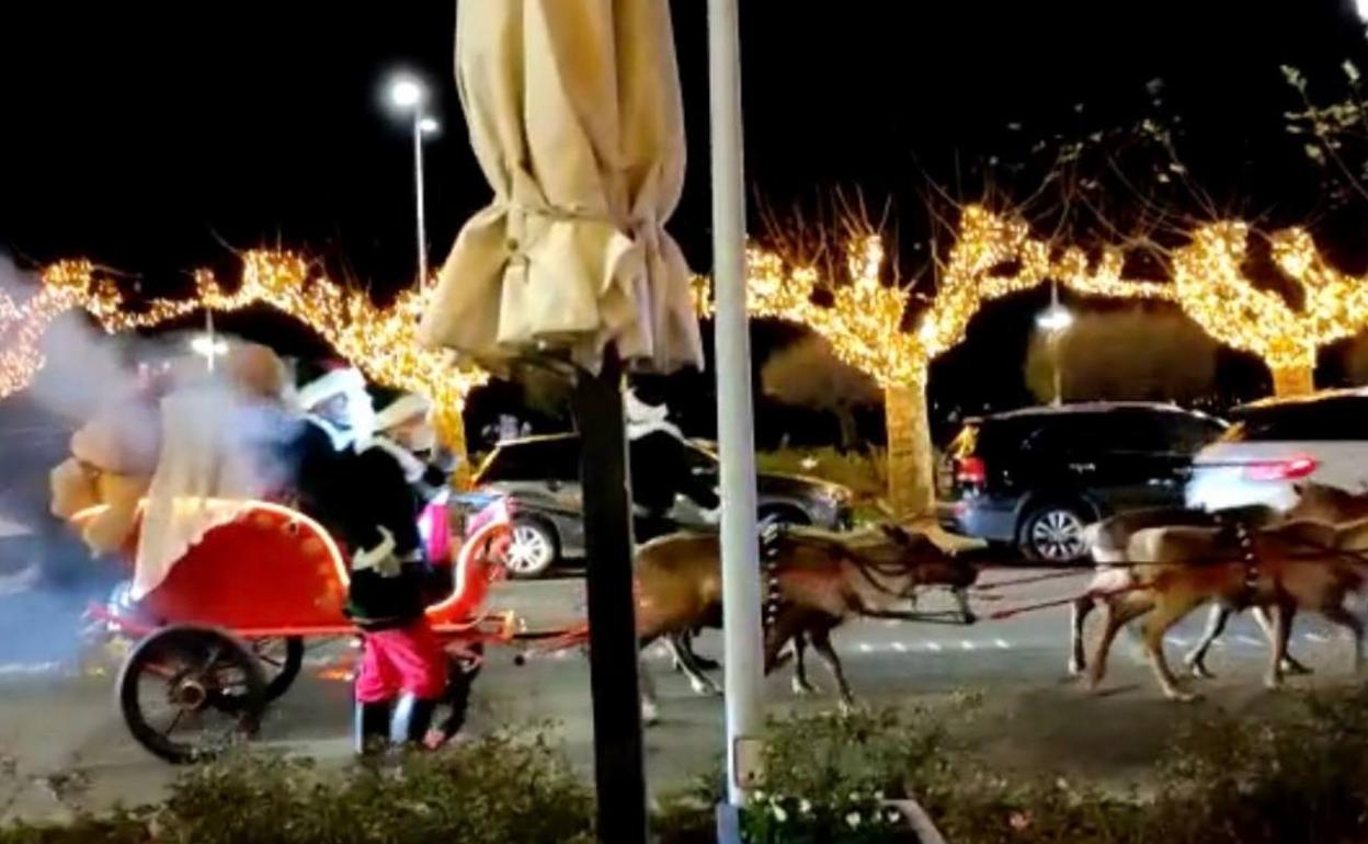 Renos en la cabalgata de Papá Noel en Santander, el pasado 23 de diciembre.