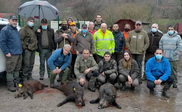 Miembros de la cuadrilla 2, de Daniel Terán, con tres jabalíes cazados en Cieza Norte. 