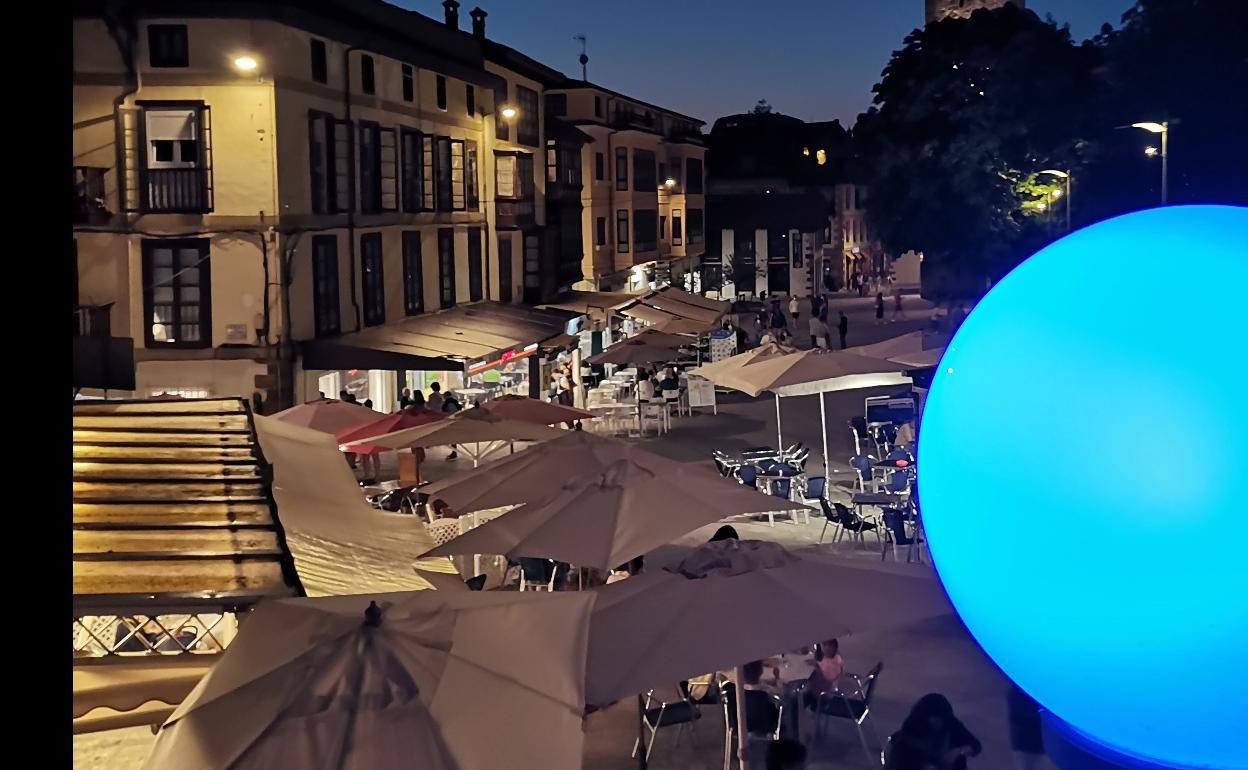 La plaza del Corro de Comillas una noche del pasado verano. 