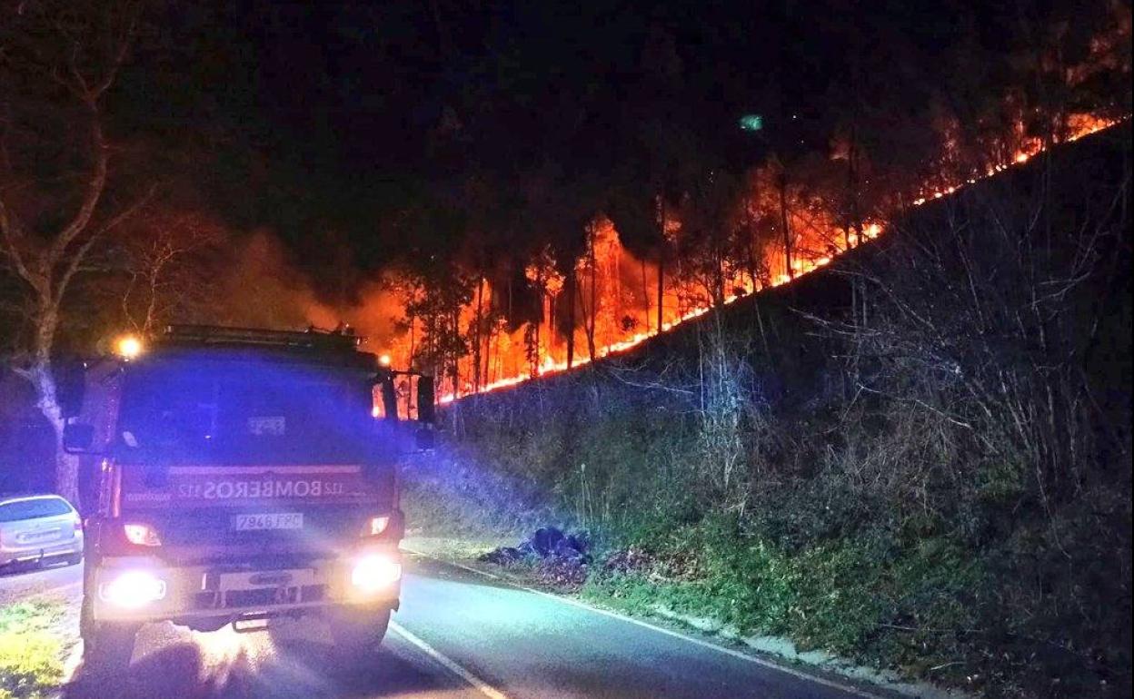 Imagen del incendio de Esles (Santa María de Cayón), que a primera hora de hoy seguía activo.