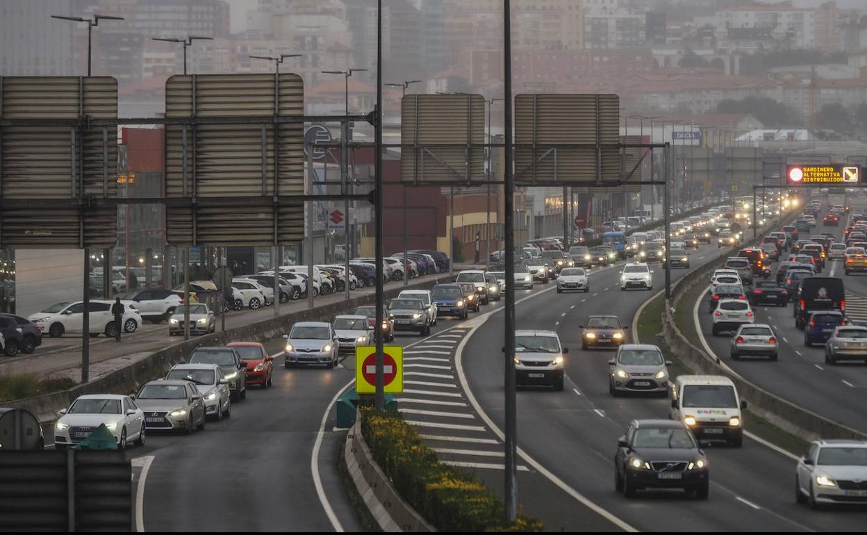 Fuertes retenciones, esta mañana, en los accesos de los centros comerciales.