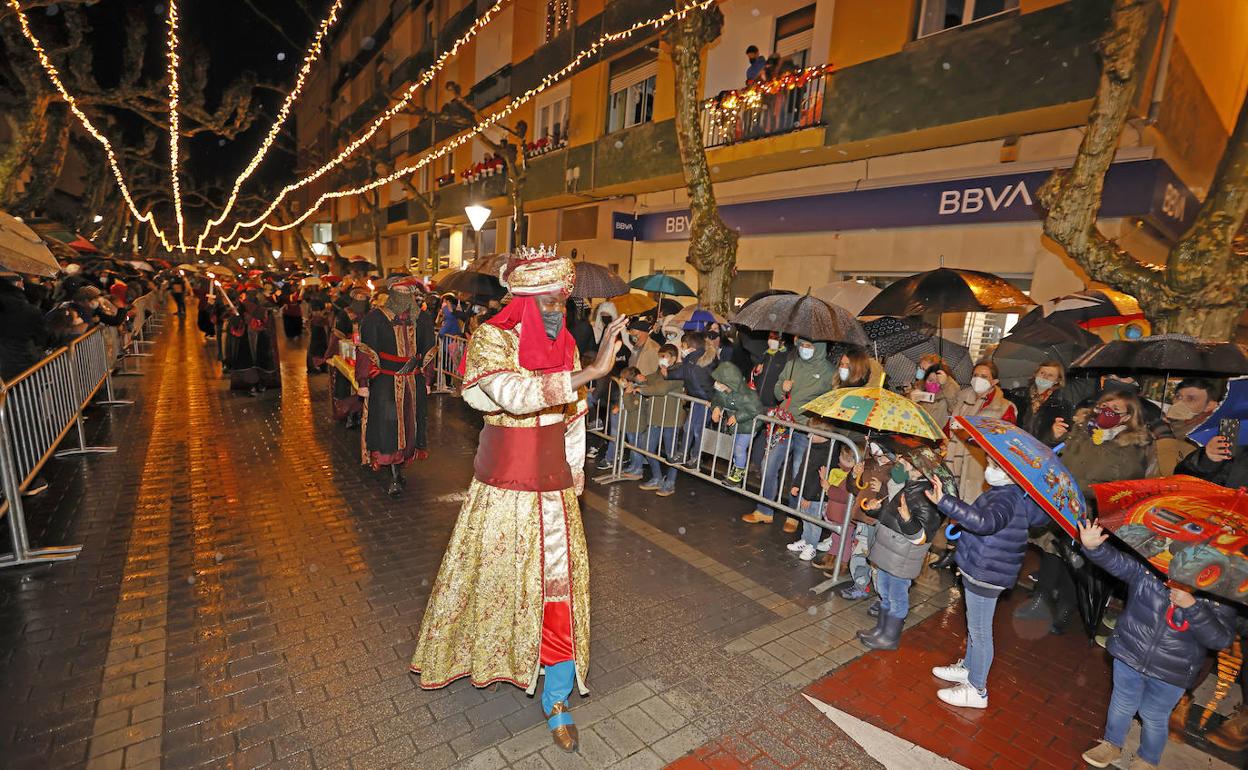 Baltasar y su séquito caminan por Cabezón saludando a los niños.