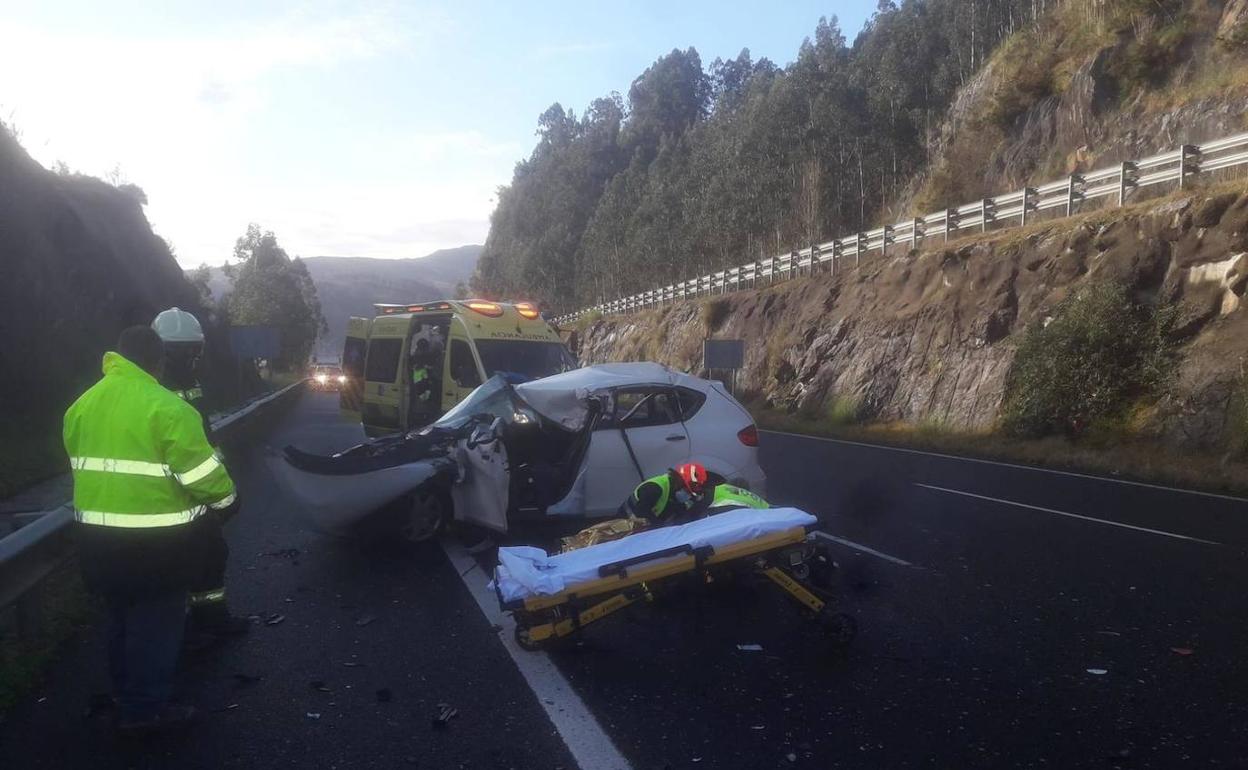 Los bomberos excarcelan a un conductor, atrapado tras sufrir un accidente en Barros