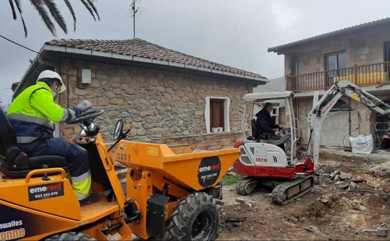 Las obras están rehabilitando el acceso principal al edificio centenario.