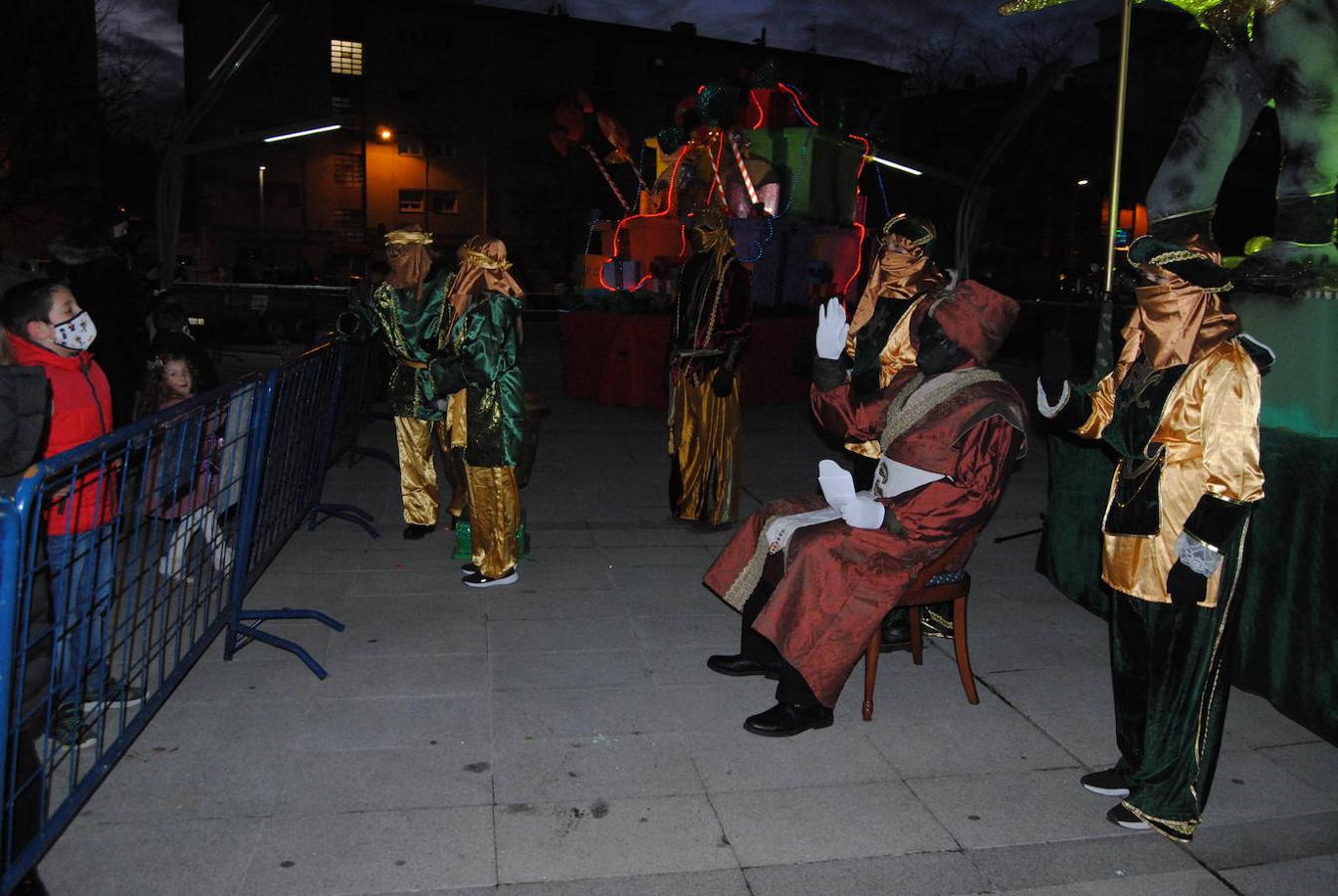 El parque de Manzanedo ha sido el escenario en el que los Reyes Magos han recibido a los más pequeños de Santoña.