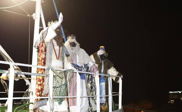 Los tres Reyes Magos, antes de desembarcar del barco que les trajo a San Vicente.