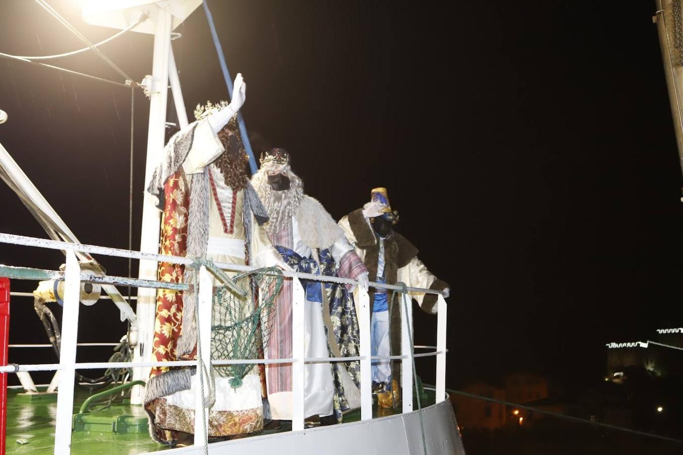 Sus Majestades los Reyes Magos pudieron llegar a San Vicente de la Barquera cumpliendo la tradición a bordo de un pesquero.