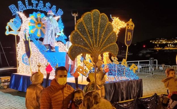 Baltasar saluda desde su carroza en Castro.