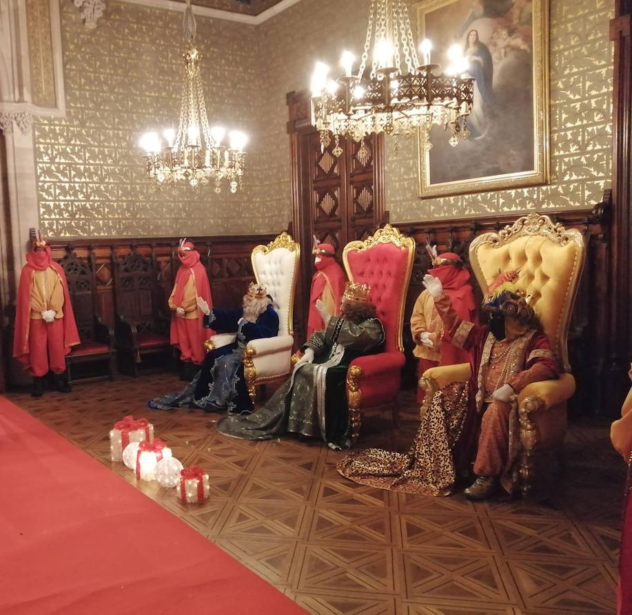 Los Reyes Magos de Oriente no han faltado a su cita anual con los más pequeños de Comillas. En esta ocasión, en el entorno del Palacio de Sobrellano.