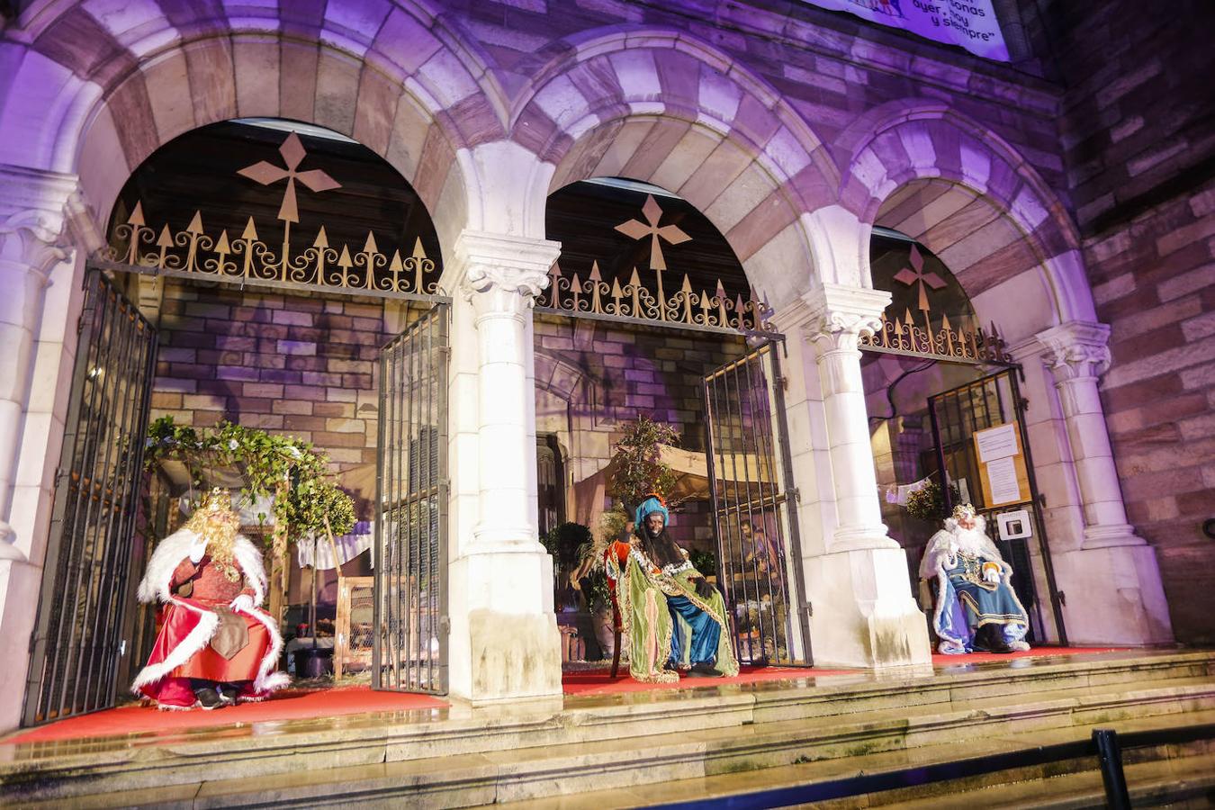 En Torrelavega los reyes han recibido a los niños en el pórtico de la iglesia de la Asunción.