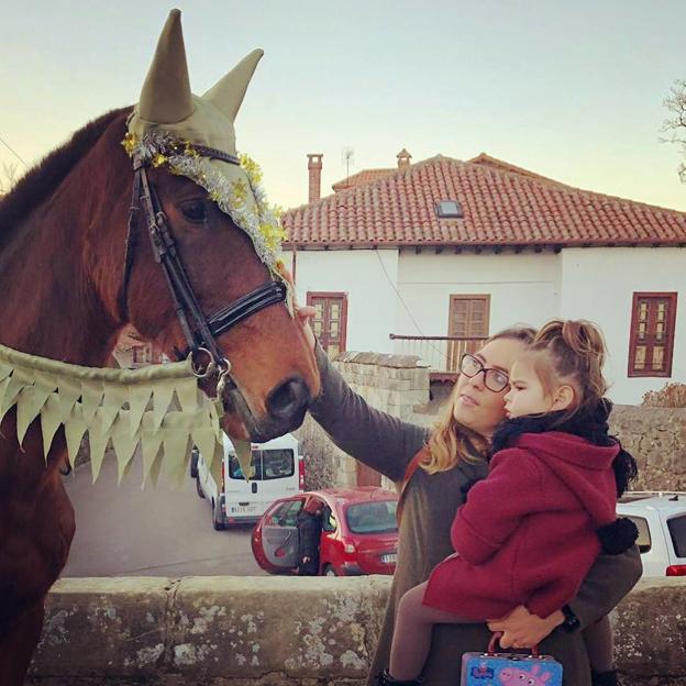 Descubriendo de chiquitina que la comitiva real no sólo incluye camellos, también caballos.