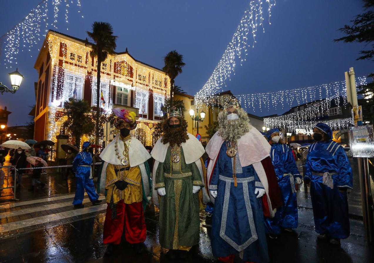 A pie y bajo la lluvia han paseado sus Majestades de Oriente por Suances.