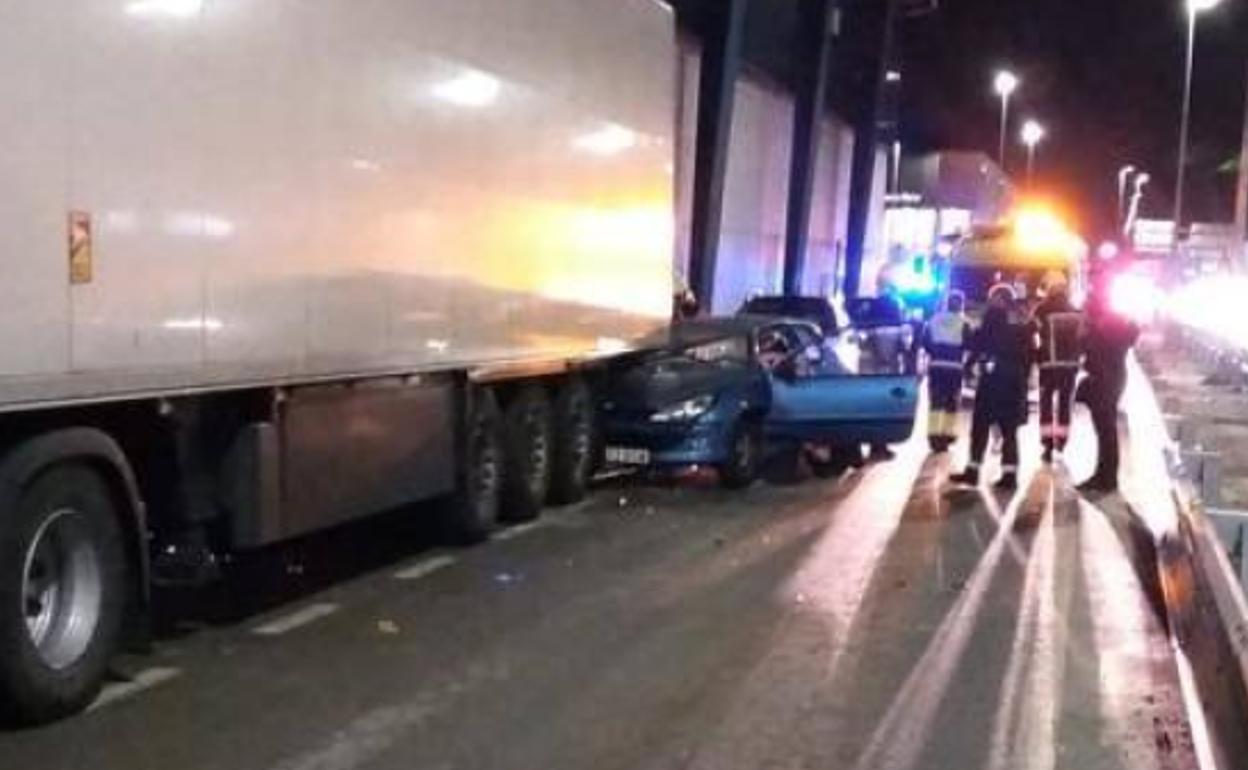 Dos mujeres heridas al empotrarse su turismo contra un camión en la vía de servicio paralela a la Avenida de Parayas