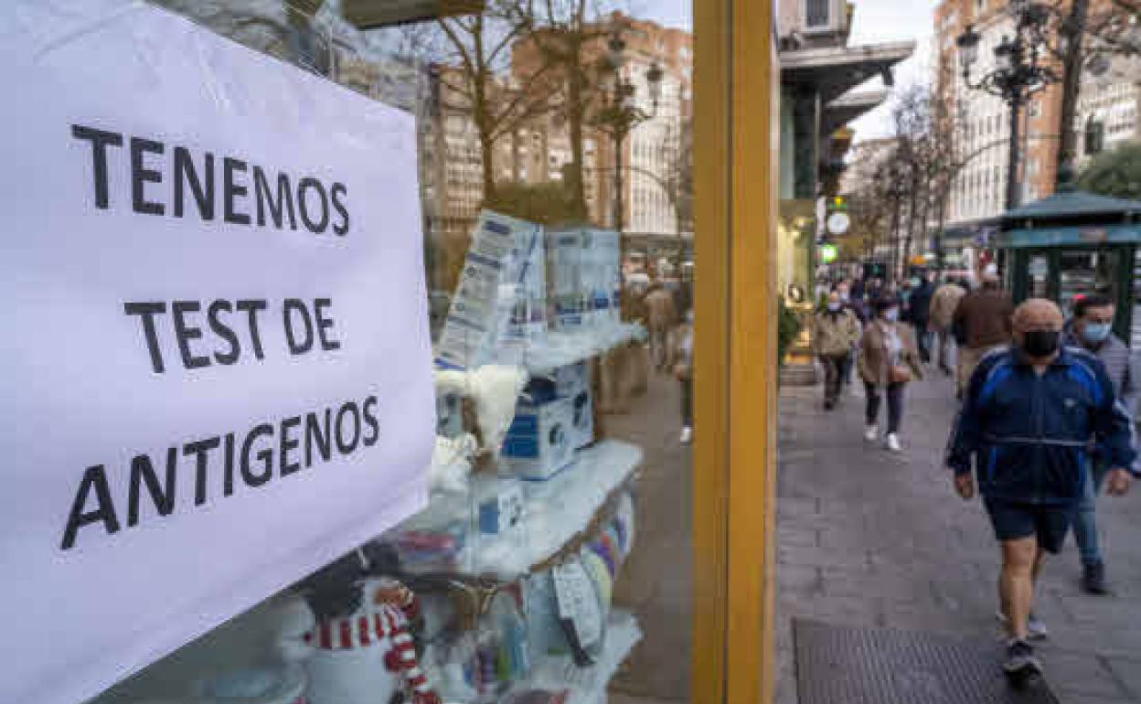 Imagen de archivo de una farmacia de Santander anunciando la venta de test de antígenos.