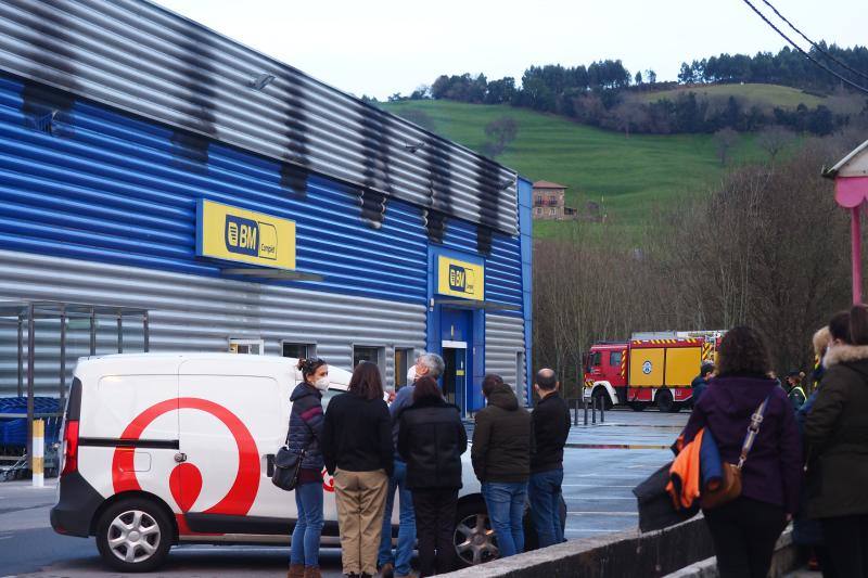 Fotos: Las imágenes del incendio del supermercado y el dispositivo de extinción