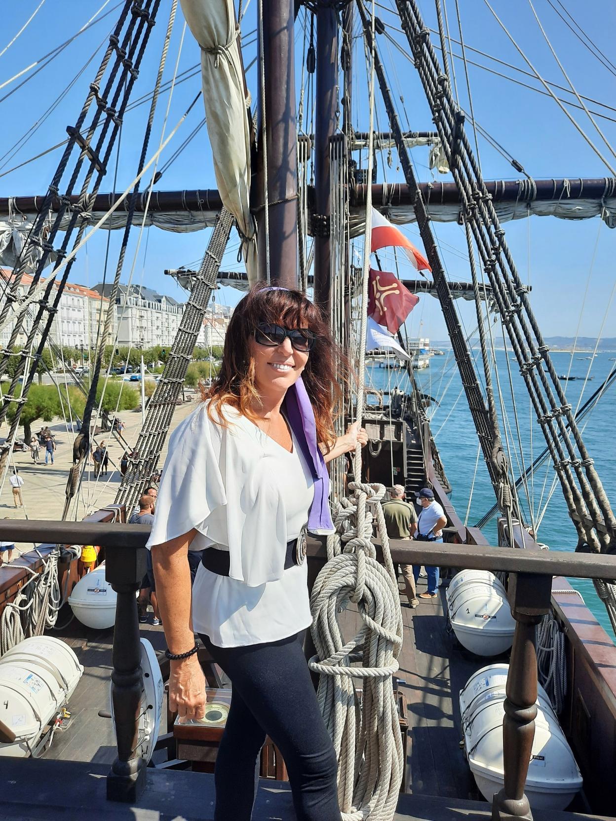 Eva García, en el galeón Andalucía, en el puerto de Santander. 
