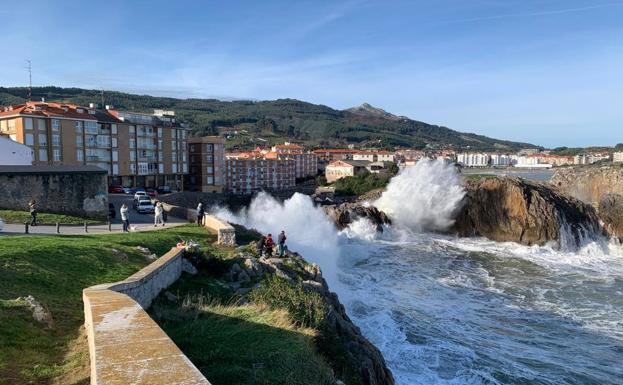 Imágenes del oleaje batiendo contra la costa, este mediodía en la zona de La Atalaya de Castro Urdiales.