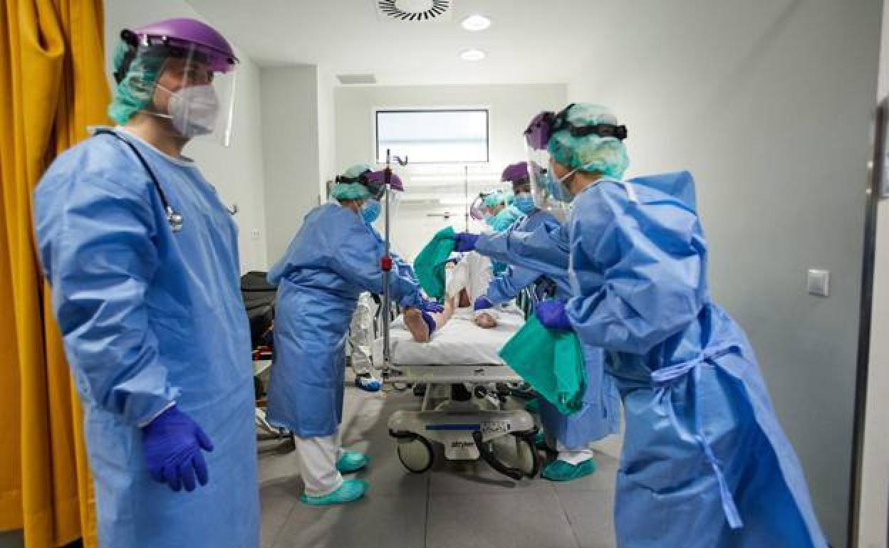 Personal sanitario de Valdecilla atendiendo a un paciente enfermo de covid durante la pandemia.