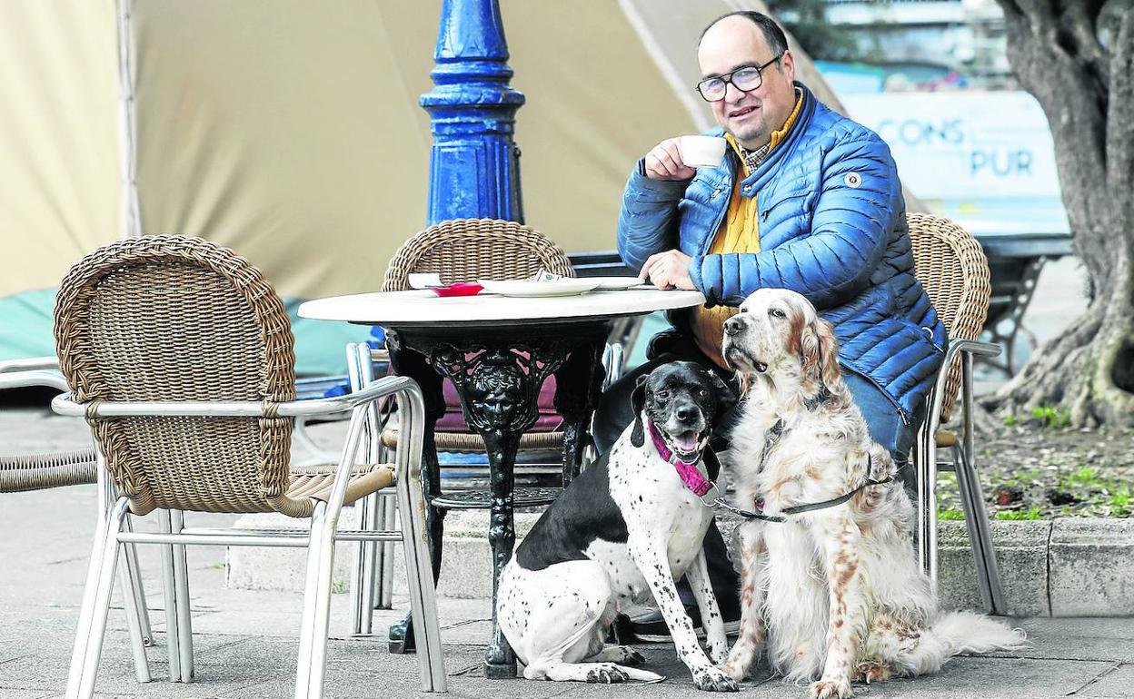 El poeta Regino Mateo toma un café en la santanderina Plaza de Pombo acompañado por Camila y Gelo. 