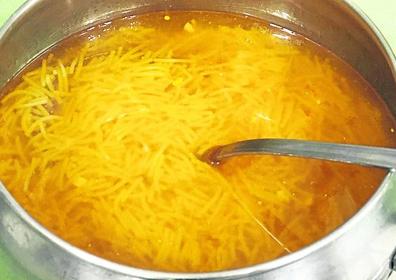 Imagen secundaria 1 - Sopa de cocido, garbanzos y compaño y cazuelita de manitas de cerdo