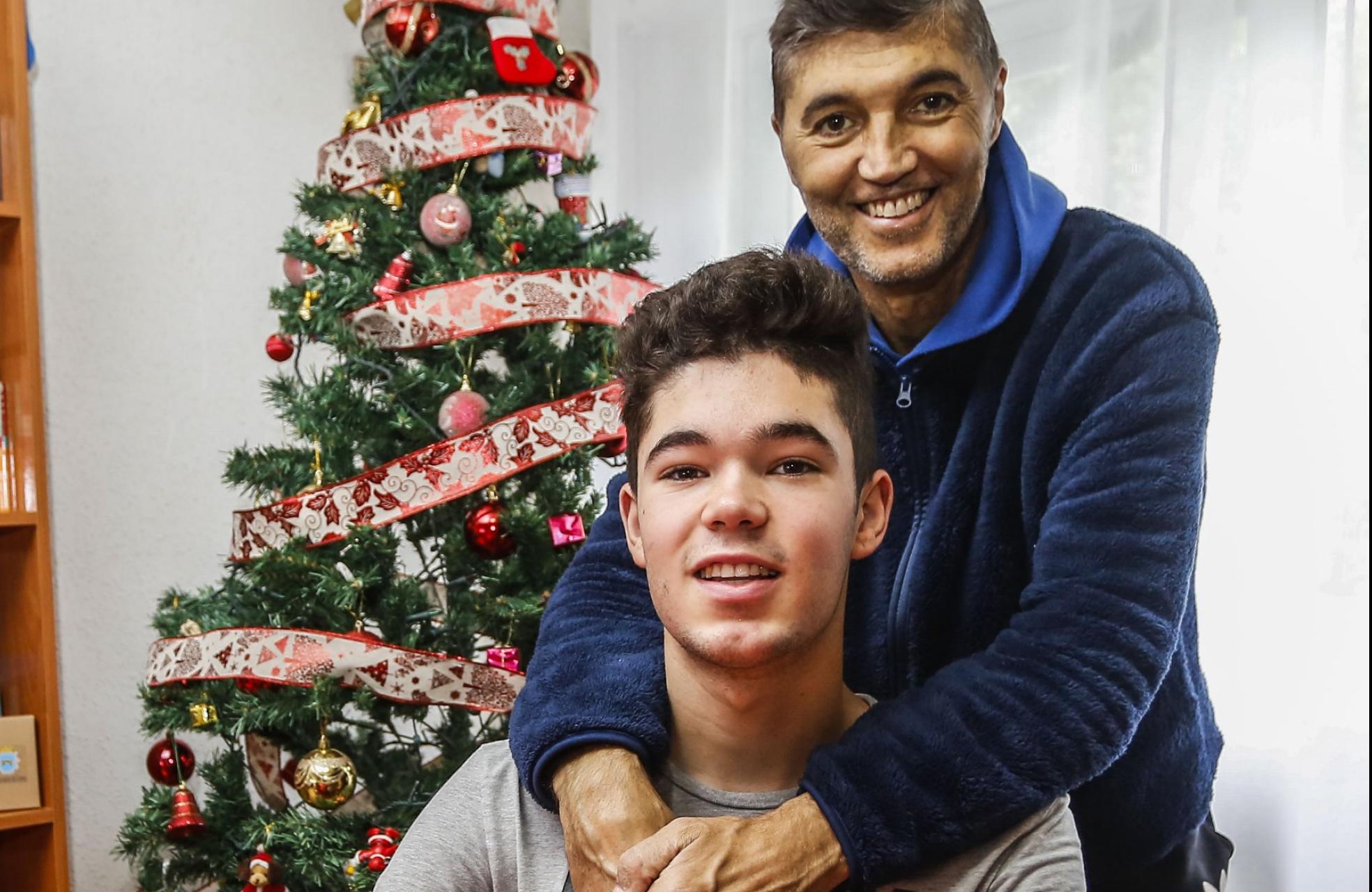 Benjamín García, a quien le diagnosticaron leucemia hace un año, posa en el salón de su casa junto a su hijo Borja, de 16 años, que le donó células madre para el trasplante de médula. 