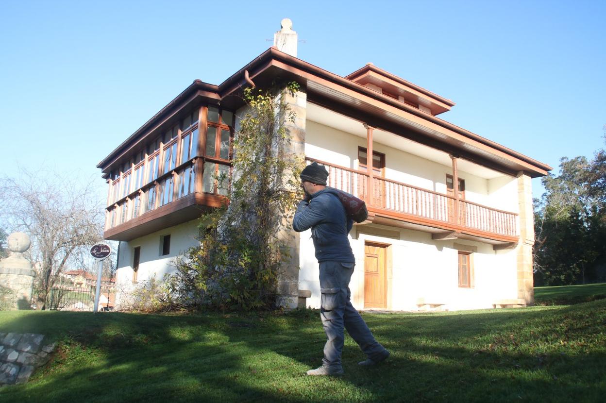 Un obrero, ante La Solana, que habitaban los guardeses de la finca y ahora pasará a ser centro de recepción de turistas.