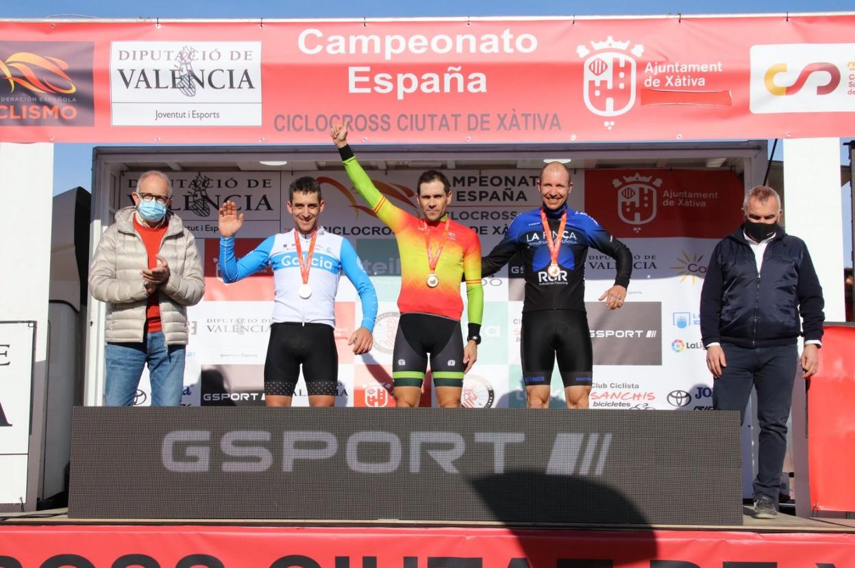 Isaac Suárez, en el podio con el maillot de campeón de España de la categoría máster 40 A. 