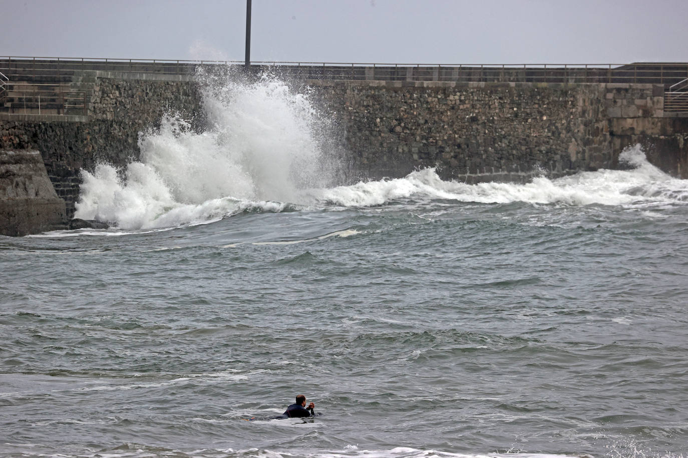 Fotos: Imágenes del temporal marítimo en Comillas y Oyambre