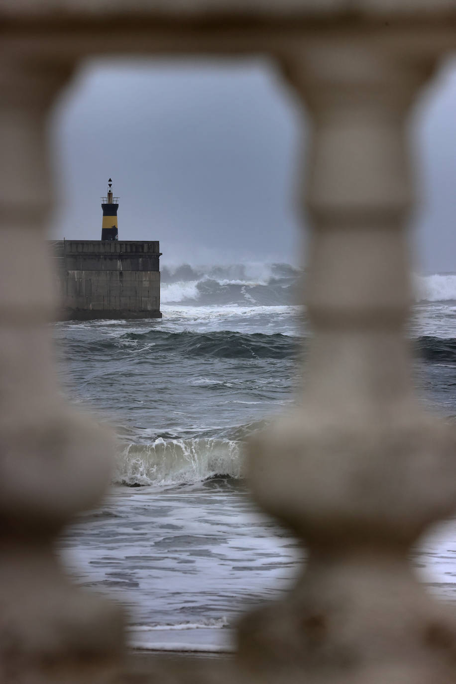 Fotos: Imágenes del temporal marítimo en Comillas y Oyambre