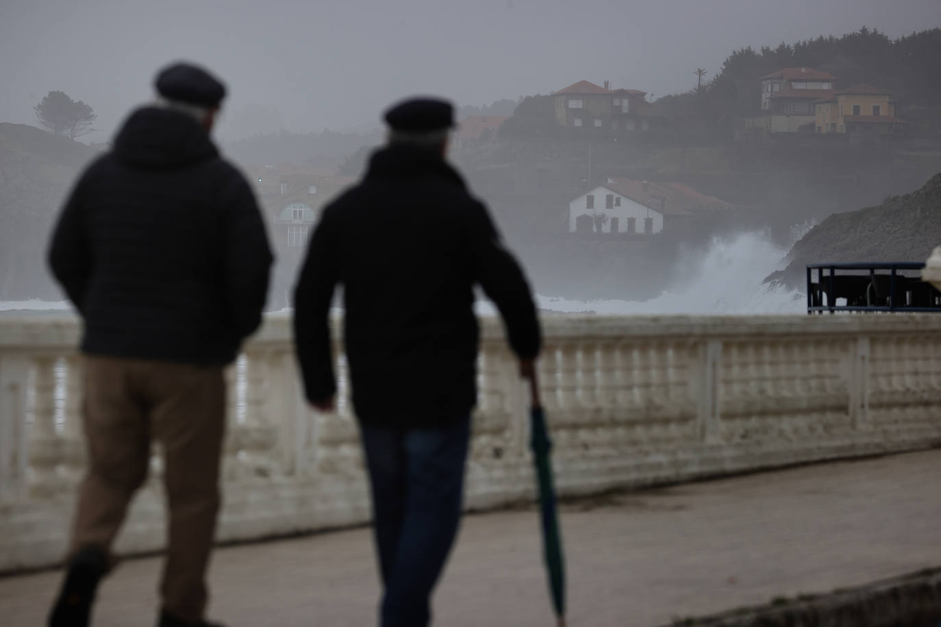 Fotos: Imágenes del temporal marítimo en Comillas y Oyambre