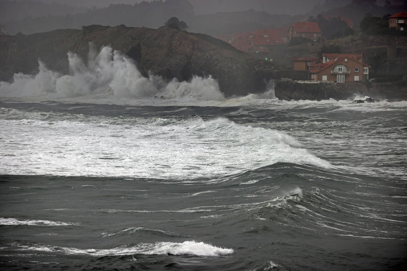 Fotos: Imágenes del temporal marítimo en Comillas y Oyambre