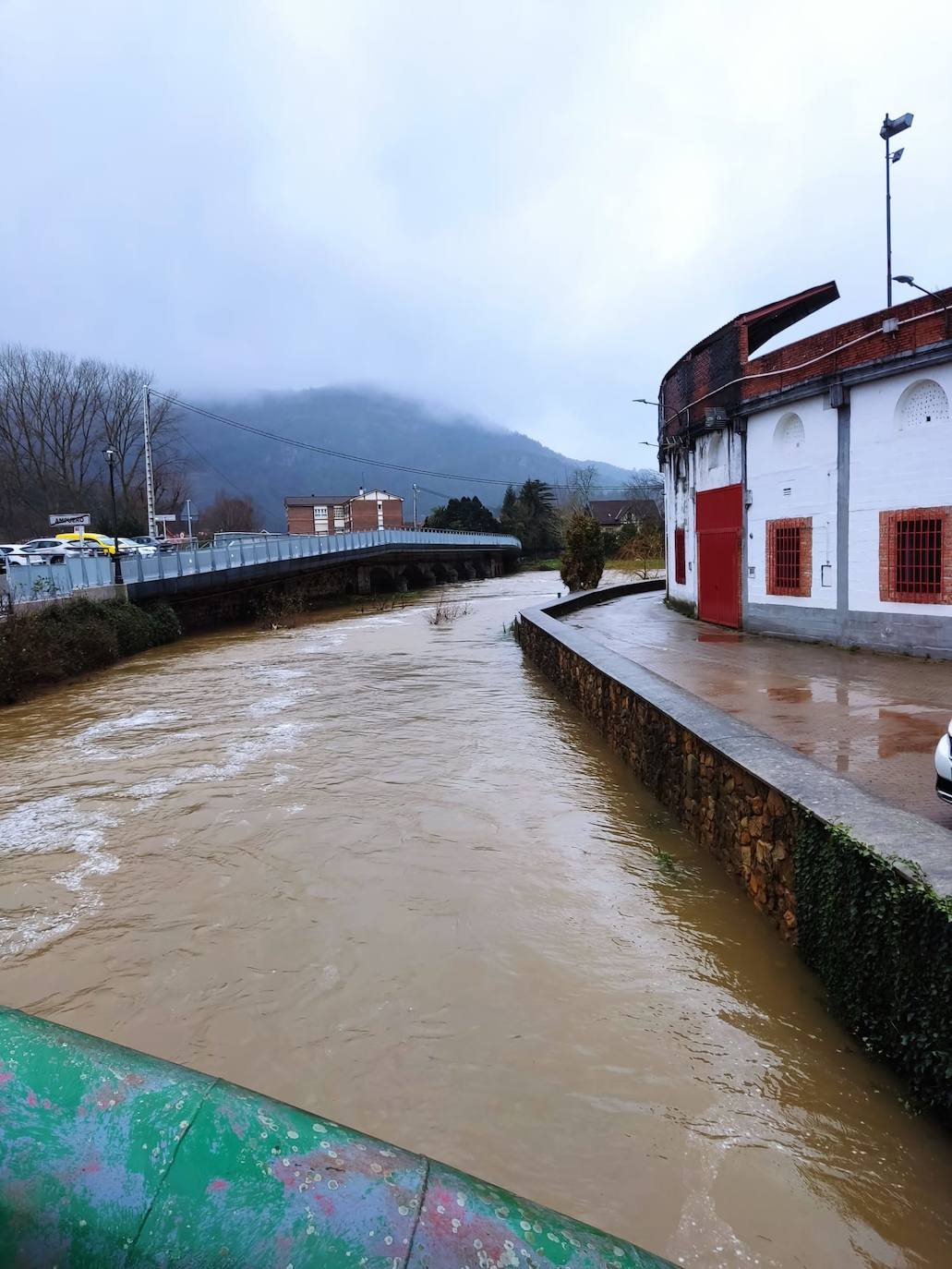 Fotos: Imágenes del río Asón, este mediodía a su paso por Ampuero