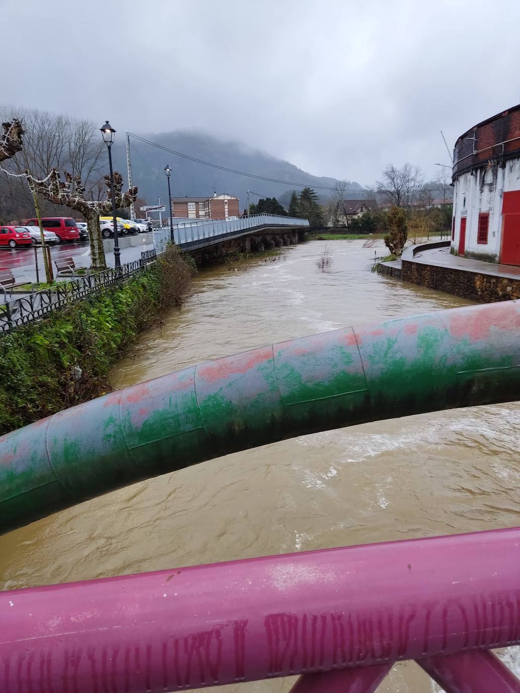 Fotos: Imágenes del río Asón, este mediodía a su paso por Ampuero