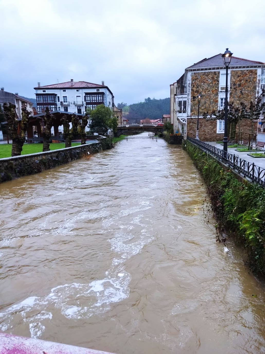 Fotos: Imágenes del río Asón, este mediodía a su paso por Ampuero