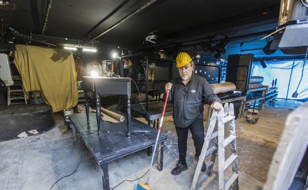 Pati Domenech en el interior de La Teatrería de Ábrego, pendiente de reconstruir.