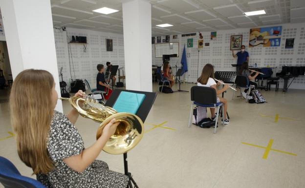 Alumnos del Conservatorio de Música de Torrelavega asisten a una de las clases durante la pandemia