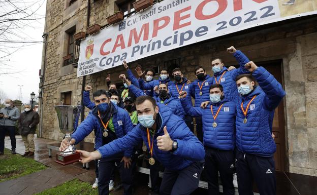 Los jugadores muestran la Copa recibida.