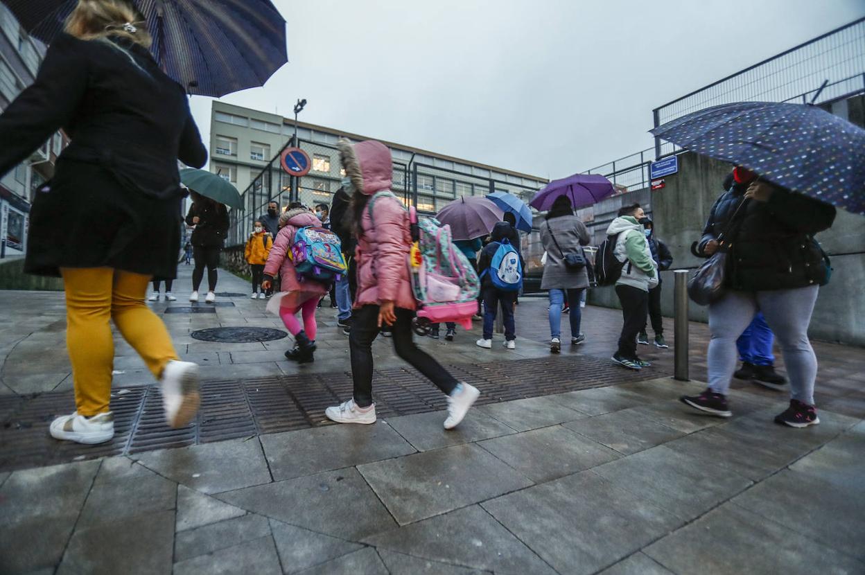 Imágenes del colegio Antonio Mendoza, en la calle Cisneros, en el primer día de clase tras las vacaciones.