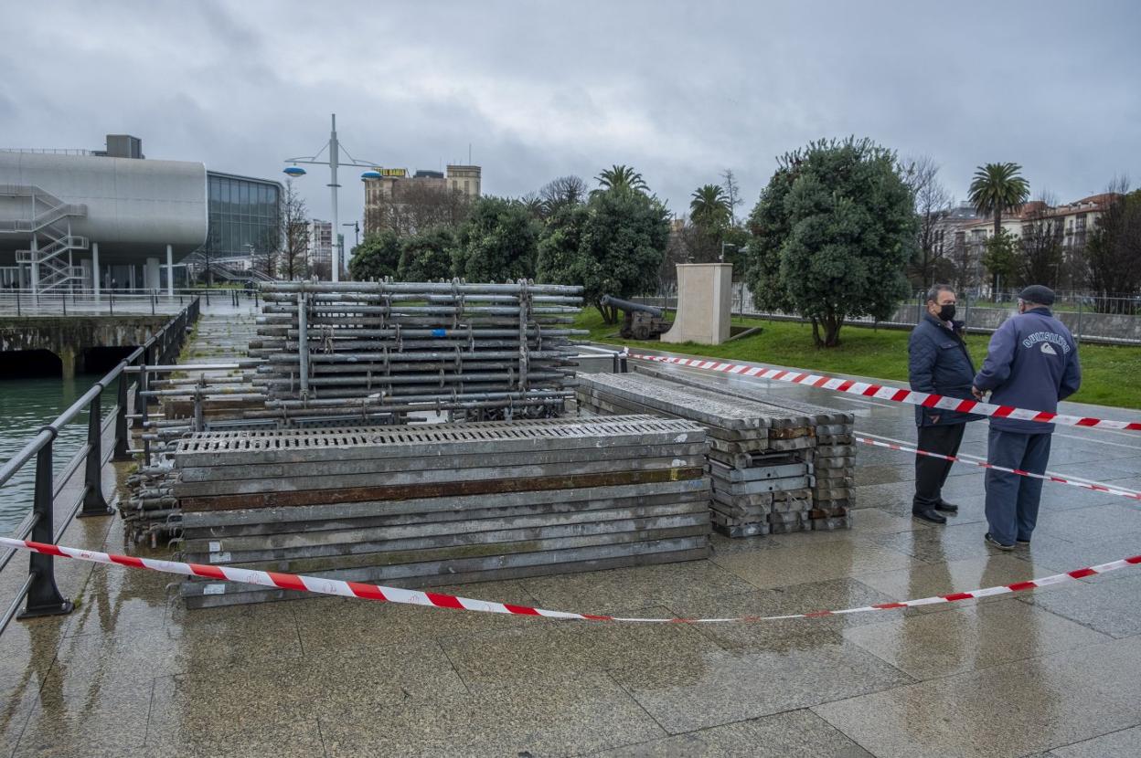 El material de obra ya está junto al muelle, a la espera de que el temporal permita trabajar a los buzos en la zona sumergida. 