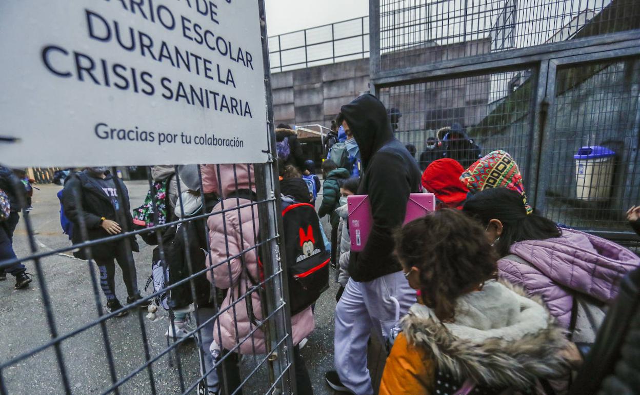 Alumnos de Primaria acceden este lunes a su centro educativo tras las vacaciones de Navidad. 