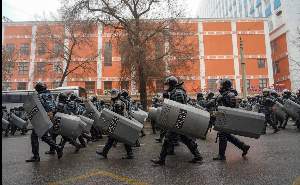 Policías kazajos durante las protestas en el país. 