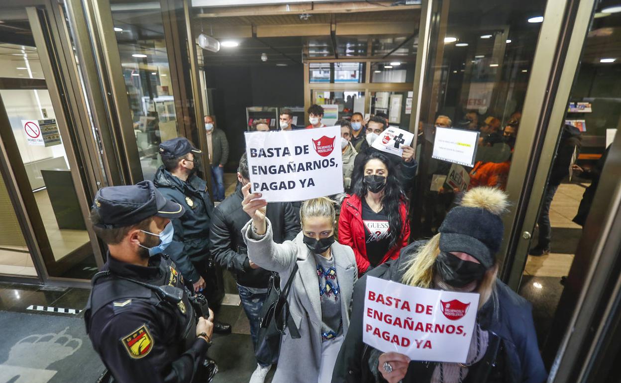 Los hosteleros accedieron al interior de la consejería de Economía y Hacienda para protestar de forma pacífica.